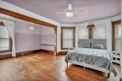 Spacious 5-bedroom house with parking and everything you need in charming Elyria