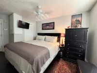Upscale Condo, As Close As it Gets to Plainsman Park!! Mike's Merchandise附近的飯店