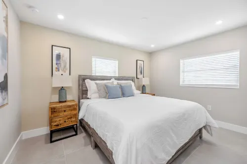Pool,4-bedroom house ,family friendly, canal front