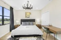 Modern 3-Bedroom Tampa Retreat Hotels in Egypt Lake-Leto