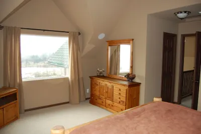 Gorgeous Lake View, next to meadow, WiFi, Game Room, wildlife