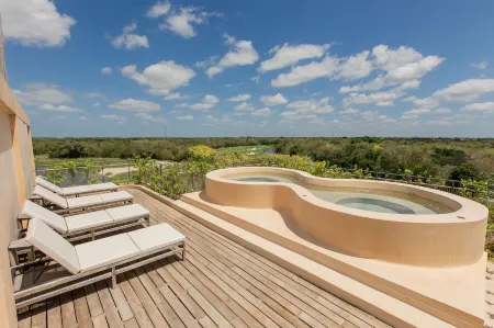 Lumina at the Village Luxury Residences in Corasol Отели рядом с достопримечательностью «Плайя Пунта Эсмеральда»