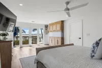 Stunning 3 bedroom, 2.5 bathroom waterfront/dockside home Hotels in Rio