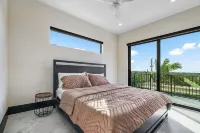 Salt Hausbrandnew! 6Br/6BA Contemporary Retreat, Heated Pool/Spa. Walk to Beach!