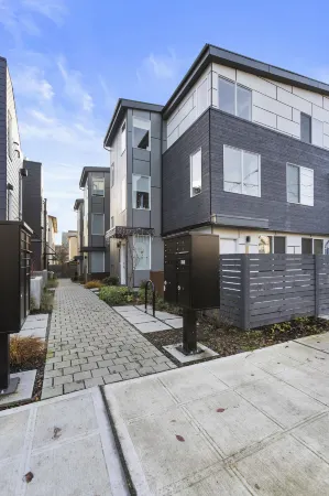 Modern Sustainable Design in Ballard Отели рядом с достопримечательностью «Фишерменс Терминал»