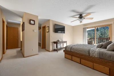 Peaceful Pines 5 Br Home with Jacuzzi