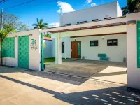 Ultramodern Townhome with an Inviting Coastal Design and Lush Outdoor Oasis with a Private Pool Hotels in Potrero