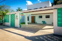 Ultramodern Townhome with an Inviting Coastal Design and Lush Outdoor Oasis with a Private Pool Hotels in Potrero