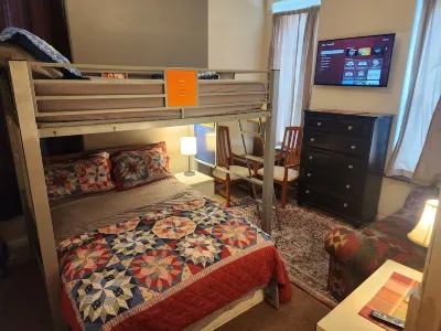 Large 2 bedroom near Downtown & University  호텔