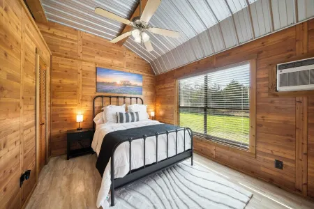 Charming cabin in delightful Brenham with Luxury Amenities