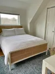 Coveside! Designer decor, waterfront, AC, 2 Bedroom in Harpswell.