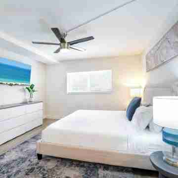 Coastal Escape • Walk to Beach • Gym • Pool • Hot Tub Rooms