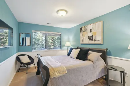 "Modern" Zephyr, 3 mins to beach, 7 mins to Heavenly, Casinos