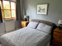 Gatekeeper cottage overlooking lake Hotels in East Ruston