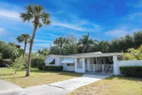 The Hibiscus Haven~ centrally located near hospital/ downtown Stuart