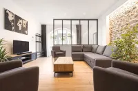 In the hyper-center, a stone's throw from Vieux-Lyon and Les Subsistances