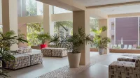Villa Magnolia, Lux condo, steps from the beach.
