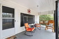 15 min> Lake of the Pines, 25 min> Lake Caddo. Bring the boat and whole family!