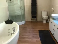 坐落於植物園環繞之中的寬敞雅緻公寓,配有Spa 旺加拉塔住宿飯店