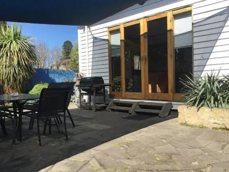 the whitehouse Port fairy in  the heart of town,  pet friendly Отели в г. Порт Фейри