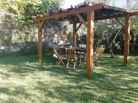 Rural house of the 18th century, overlooking the Aldán estuary.