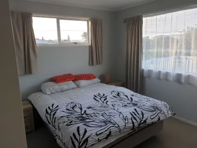 Lazy Days (at Whangamata) Hotels near Whangamata Beach