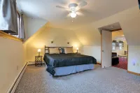 Spacious 1 Bedroom Apt w/King Bed Full Kitchen & Bathroom