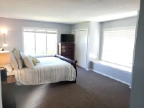 Lakefront - Gentle Slope to Water - Sleeps 18