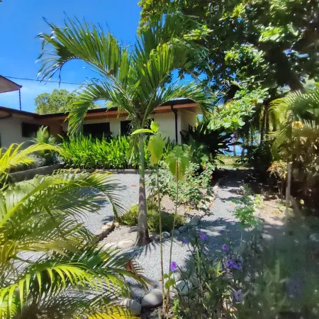 Beachfrontgem-March 22-27, April Discounts Perfect for Large Families, Retreats Отели в г. Савегре