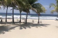 Luxury Beachfront House on Cayman Brac's Nicest Beach! Vacation your way! - sul mare