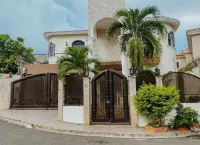 Gorgeous 4 bedroom 5 bed Mini MansionWith Pool 住宿飯店