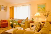 Charming 4bd house near the coast with backyard