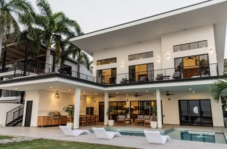 Casa Natalia: Luxurious Oceanfront Villa with Housekeeping and Concierge Отели рядом с достопримечательностью «Плайя Потреро, Коста-Рика»