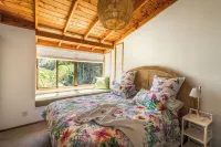 Sale Until October - $330.00 Per Night. Hotel in zona Piha Beach