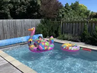 Prvt cottage + cabin + pool on quarter acre section (wood burner, pet friendly) Hotels in Greytown
