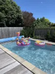 Prvt cottage + cabin + pool on quarter acre section (wood burner, pet friendly)
