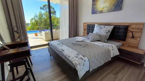 New building above the roofs of Calheta, absolute privacy with a heatable pool