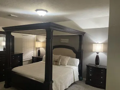 Luxurious Large Modern Home, heated spa and pool Hotels near Ray Maddry Stadium