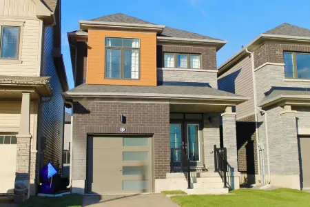 Newly Built 3-bedroom house with WiFi, Parking and AC 15 mins to the Falls