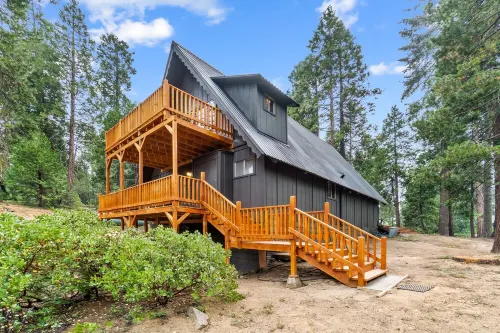 Shaver Wood Forrest-Smokey Tree Hotels in Shaver Lake