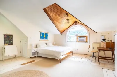 Charming and Relaxing 4br Farmhouse for Group Getaway Hotel in zona West Cornwall Covered Bridge