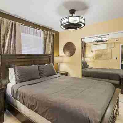 Across from Beach Walk to Shops and Restaurant Beautiful 3Bd 3BTH Condo Kihei Rooms