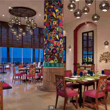 Condo Infront of the Beach Dining/Meeting Rooms