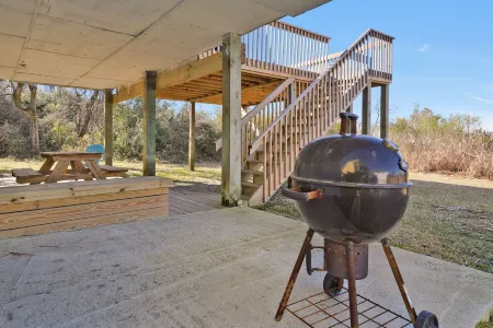 Coastal Cottage, w/water views and a short walk to uncrowded beach