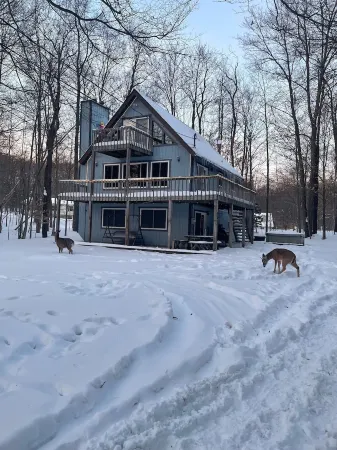 Vacation home In Pocono mountains,community.private hot-tub,indoor &outdoor pool