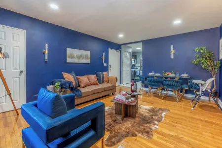 2 DEEP Discounted Apts by American Dream, Sleeps 8 Отели рядом с достопримечательностью «Hasbrouck Heights Recreation»