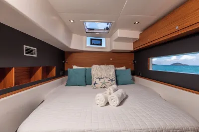 BVI Crewed Sailing Island Charters, Dining, Drink Package.  VRBO Deposit ONLY. Hotels near Honeymoon Beach