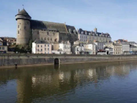 Duplex apartment near TGV station and town center completely renovated Hotels in Laval