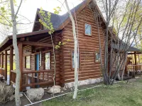 Beautiful newly renovated cabin directly across from Bear Lake.