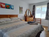 Golden Hills Farm Cottage, Stunning Views and a Swimming Pool - プール